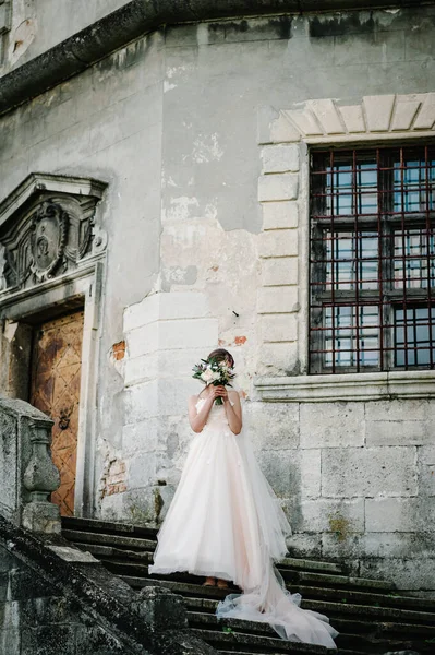 드레스를 꽃다발과 양식의 건물인 계단에 신부들 — 스톡 사진