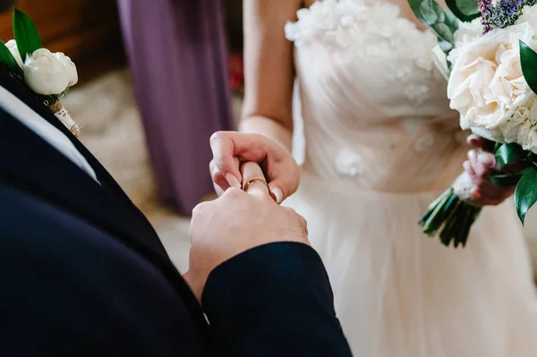 Mãos Noiva Usam Anel Noivado Dedo Noivo Cerimônia Casamento Natureza — Fotografia de Stock