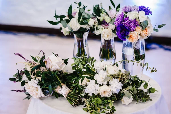 Composición Flores Blancas Violetas Vegetación Sobre Mesa Cerca Decoración Boda — Foto de Stock