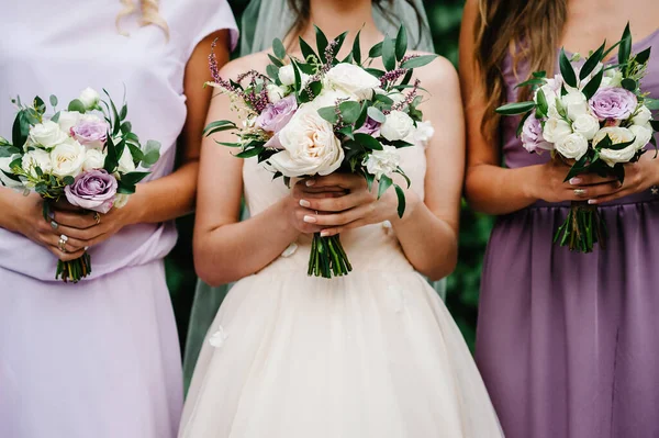 Наречена Подружки Нареченої Елегантній Фіолетовій Сукні Стоять Тримають Вручну Букети — стокове фото