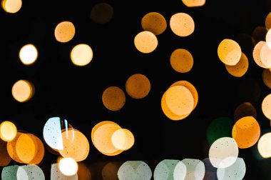 Bulanık Bokeh 'te yeni yılınız kutlu olsun. Kar yağışı afişleriyle birlikte. Sarı bokeh topları. Bokeh topları dokusu.