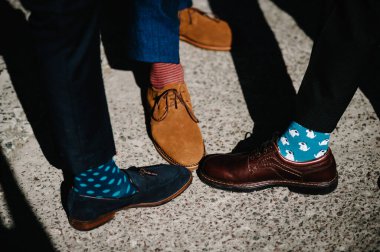 Damat ve sağdıç ayakları ve komik renkli çoraplar. Çizgili çoraplı adamlar. Parlak, eski, kahverengi ayakkabılar. Moda, tarz, güzellik.