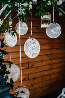 Fotoğraf duvarı, düğün dekorasyonu yeri ya da beyaz ve ahşap tuğla duvardan yapılmış bir yer. Boho stilinde düğün süsü: Rüya Avcıları.