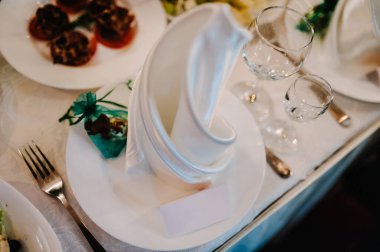 Servis, kurma masası. Tabak ve çatal bıçak takımı, peçete. Düğün masası dekorasyonu. Düz yat. Üst Manzara. Kapat..