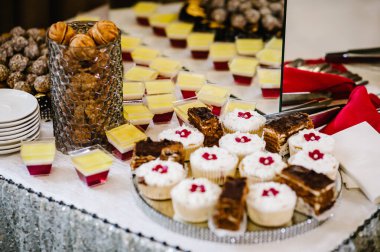 Güzel masa. Bir tabak kek ve kek. Şekerli masa, açık büfe. Düğün için parti malzemeleri için tatlı masası. Çikolata. Madalyalı lezzetli..