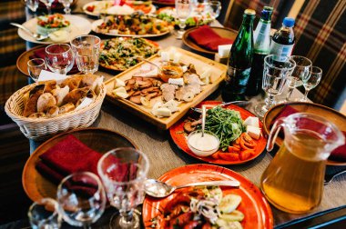 Tatil masası peyniri, et, salata. Yemekle servis edildi. Kutlama masası. Kutlamaya başlamadan önce restorandaki masa..