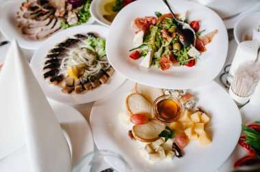 Tatil masası peyniri, et, salata. Yemekle servis edildi. Kutlama masası. Kutlamaya başlamadan önce restorandaki masa..