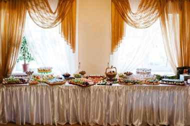 Güzel masa. Şekerli masa, şeker, açık büfe. Parti şekerlemeleri için tatlı masası. Kapatın. Restoranda dekore edilmiş parti resepsiyonu. Çikolata.