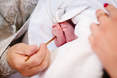 Vaftizin kutsallığı. Vaftiz ve vaftiz sırasında yeni doğmuş bir bebek. Kutsal suda bebek vaftizleri.
