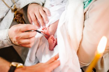 Vaftizin kutsallığı. Vaftiz ve vaftiz sırasında yeni doğmuş bir bebek. Kutsal suda bebek vaftizleri.