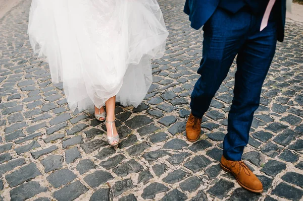 Bride Groom Walking Road Nature Outdoors View Shoes — Stock Photo, Image