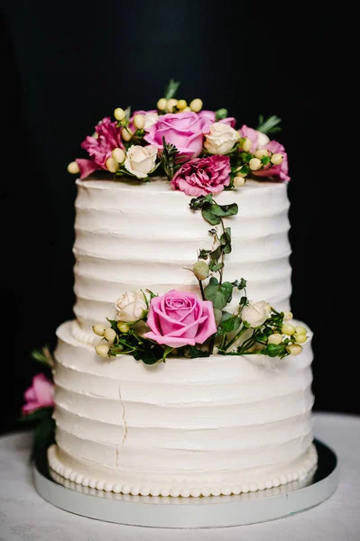 Witte Bruidstaart Met Roze Bloemen Voor Bruiloft Banket Heerlijke Trouwreceptie — Stockfoto