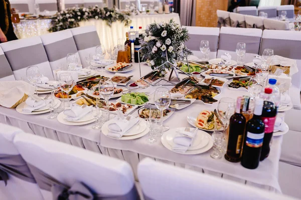 Serveert Eten Een Feestelijke Tafel Eten Salades Vlees Vismaaltijden Feestelijke — Stockfoto