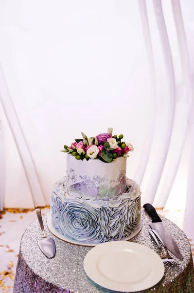 Witte Grijze Bruidstaart Met Bloemen Voor Bruiloft Banket Heerlijke Trouwreceptie — Stockfoto