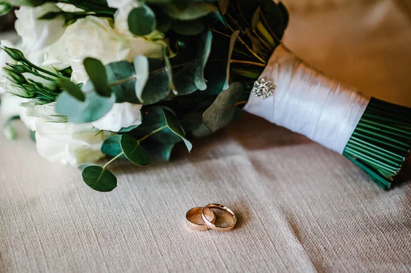 Schöne Goldene Eheringe Mit Blumen Auf Einem Pralinenhintergrund Ehering Für — Stockfoto