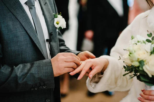 Die Hand Des Bräutigams Trägt Einen Goldenen Verlobungsring Finger Der — Stockfoto