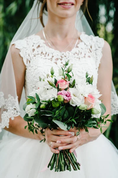 Joven Chica Hermosa Vestido Elegante Está Pie Sosteniendo Ramo Flores — Foto de Stock