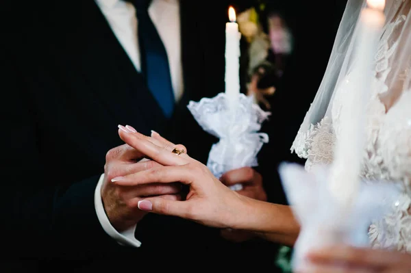 Mão Noivo Usa Anel Noivado Dedo Noiva Dia Casamento Mãos — Fotografia de Stock