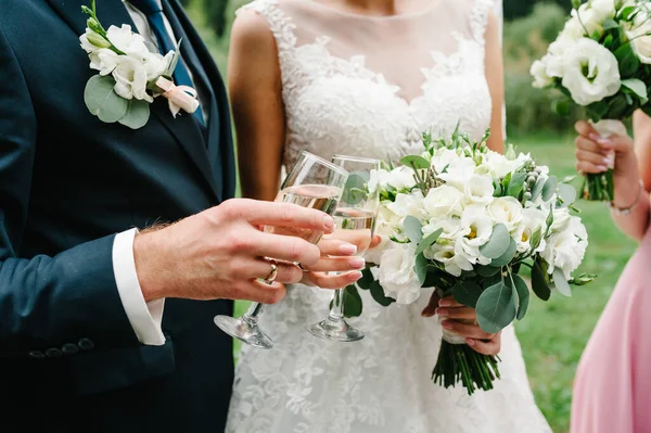 Das Brautpaar Hält Ein Glas Champagner Der Hand Und Steht — Stockfoto