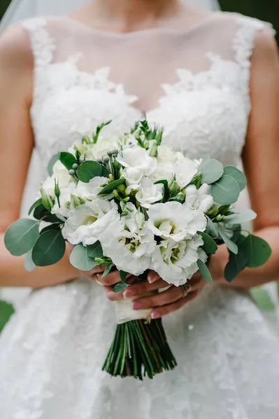 Giovane Bella Ragazza Abito Elegante Piedi Tenendo Mano Bouquet Fiori — Foto Stock