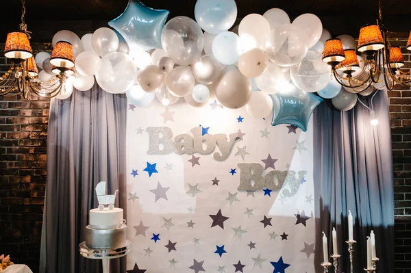 Verjaardagstaart Een Achtergrond Blauwe Witte Zilveren Ballonnen Bakstenen Muur Babyfeestje — Stockfoto