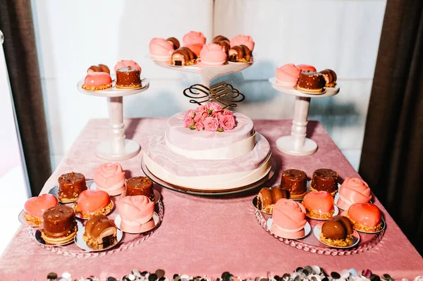 背景パーティーの装飾の誕生日ケーキ コピースペース お祝いのコンセプト トレンディケーキ キャンディバー お菓子 キャンディー デザート付きテーブル — ストック写真