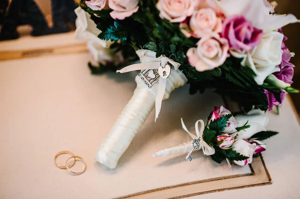 Nevěstina Kytice Ženichova Boutonniere Svatební Prsteny Nevěsta Ženich Zasnoubení — Stock fotografie