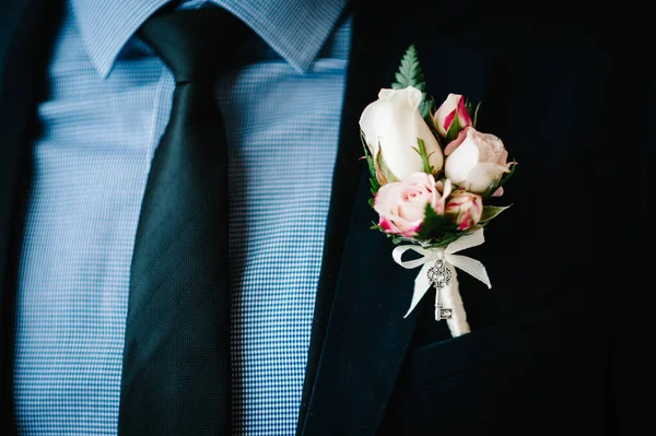 Takım Elbiseli Kravatlı Adam Yaklaş Ceketin Üzerinde Düğme Deliği Yaka — Stok fotoğraf