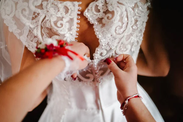 新婦付添人は 花嫁がコルセットを固定し 彼女のドレスを取得し 結婚式の日のために朝に花嫁を準備する — ストック写真