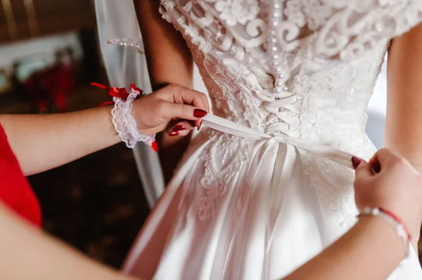 Dama Honra Ajudando Noiva Prender Espartilho Recebendo Seu Vestido Preparando — Fotografia de Stock