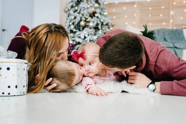 Baba Anne Noel Ağacının Yanında Yerde Yatan Küçük Oğlunu Kızını — Stok fotoğraf