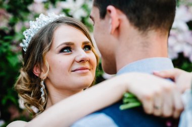Tacı ve damadı olan mutlu bir gelin. Güzel mutlu gözler, güzel makyaj. Kapatın. Düğün, nişan, evlilik teklifi, çıkma.