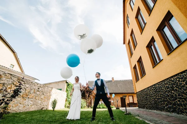 Elegante Novia Feliz Novio Sostienen Globos Las Manos Saltar Plantea — Foto de Stock