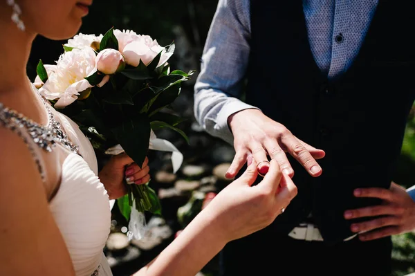 Stylová Nevěsta Kyticí Pivoňek Nosí Prstu Ženicha Zlatý Prsten Pozadí — Stock fotografie