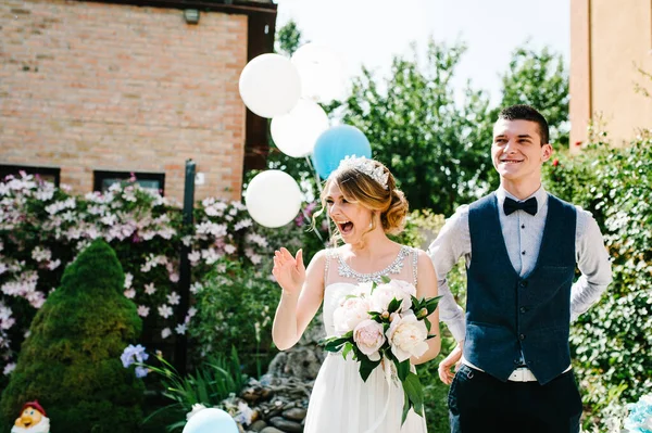 Bir Buket Şakayık Damat Elele Tutuşmuş Şık Mutlu Gelin Balonların — Stok fotoğraf