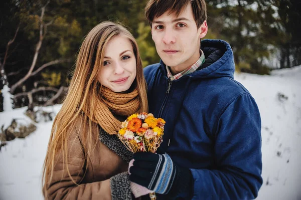 在圣瓦伦丁节 快乐情人的画像被拥抱在怀里 女孩和男人手牵着枯萎的花朵 年轻性感的情侣们在寒冷的冬日里 — 图库照片