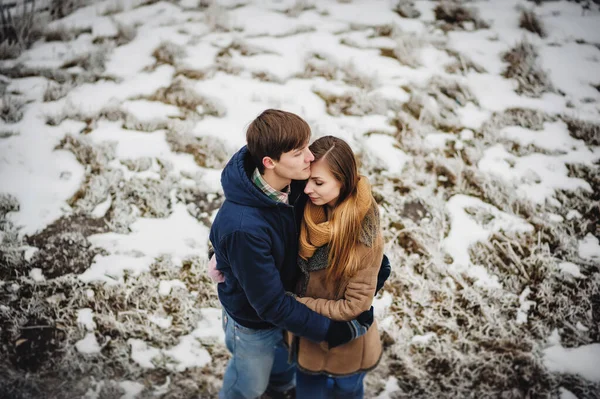 恋人2人はバレンタインデーに抱き合ってキスをしています 若いロマンチックなカップルはクリスマス前の冬に屋外で楽しい時間を過ごしています 大晦日に一緒に過ごす時間を楽しむ — ストック写真