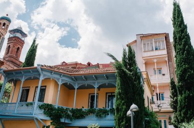 Gürcistan 'ın Tiflis kentindeki geleneksel oyma balkonlar ve renkli ahşap evler cephesi.