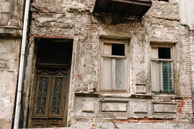 Eski Gürcistan 'ın başkenti Tiflis' in tarihi bölümünde demir döşeme detaylarıyla eski ve eski bir kırık kapı. Mimari.