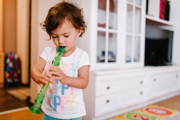 Portré Egy Kisgyermek Lány Imádnivaló Baba Játszik Nád Cső Panpipe — Stock Fotó