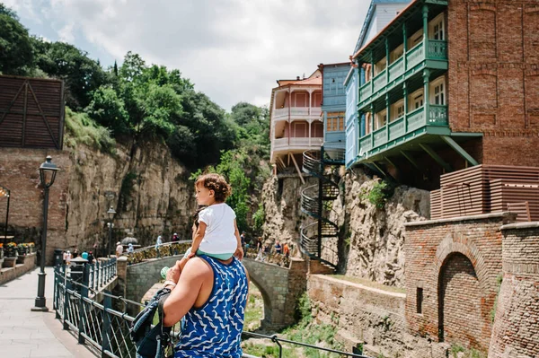 Turist, baba ve kızı Georgia 'nın başkenti orta Tiflis' in eski sokaklarında yürüyorlar. Tiflis 'in Eski Kasabası' nda bir bahar günü mimarlık..