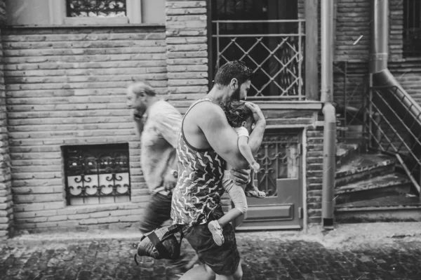 Père Marchant Avec Petite Fille Extérieur Dans Les Rues Vieille — Photo