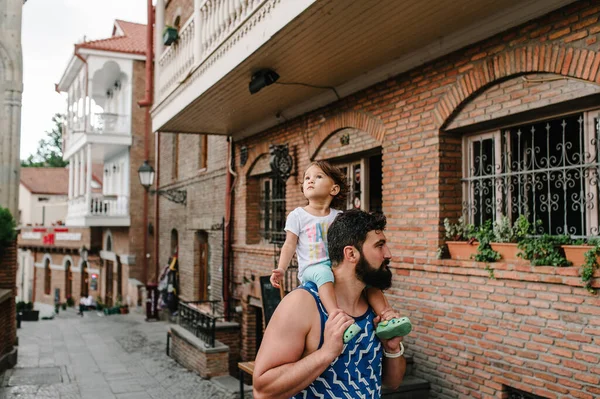 Pai Jovem Que Anda Com Pequena Filha Livre Ruas Cidade — Fotografia de Stock