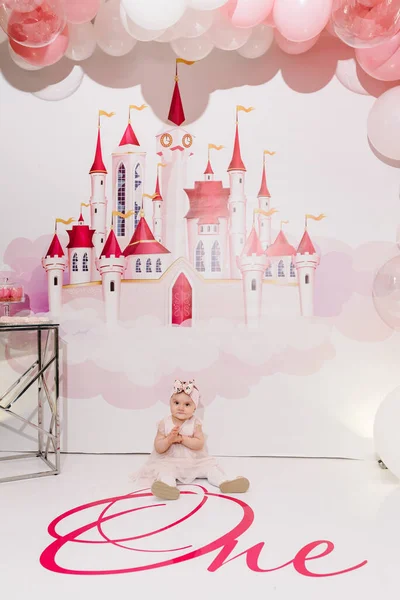 Portret Van Een Kleine Luxe Prinses Roze Jurk Achtergrond Kasteel — Stockfoto
