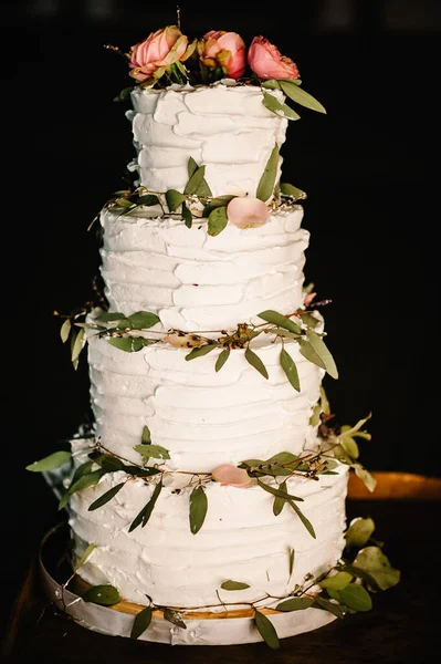 Witte Bruidstaart Met Roze Bloemen Voor Bruiloft Banket Heerlijke Trouwreceptie — Stockfoto