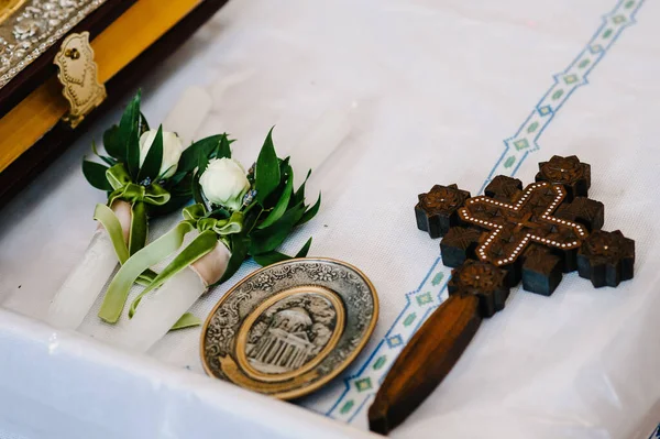 教会のテーブルの上で聖なる十字架 神典礼 — ストック写真