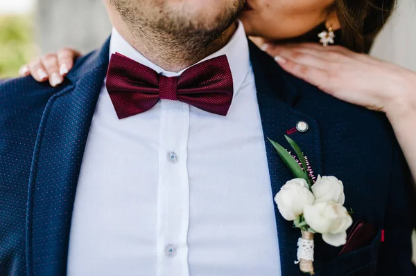 Brudgummen Kostym Och Fluga Jacka Med Bröllop Boutonniere Bruden Kysser — Stockfoto