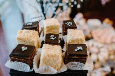 Güzel masa. Bir tabak kek. Şekerli masa, açık büfe. Parti şekerlemeleri için tatlı masası. Parti resepsiyonu, restoranda çok lezzetli süslenmiş. Şeker çubuğu.