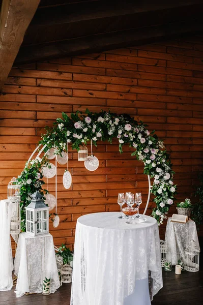 Arco Para Ceremonia Boda Está Decorado Con Flores Blancas Verdes — Foto de Stock