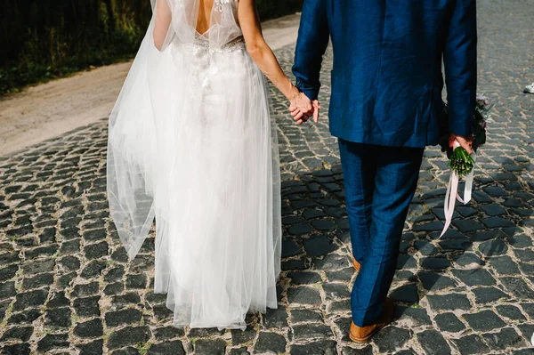 Casamento Casal Andando Natureza Noiva Com Buquê Casamento Noivo Vão — Fotografia de Stock